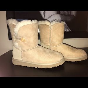 Ugg button boot size tween 3 or women’s 5